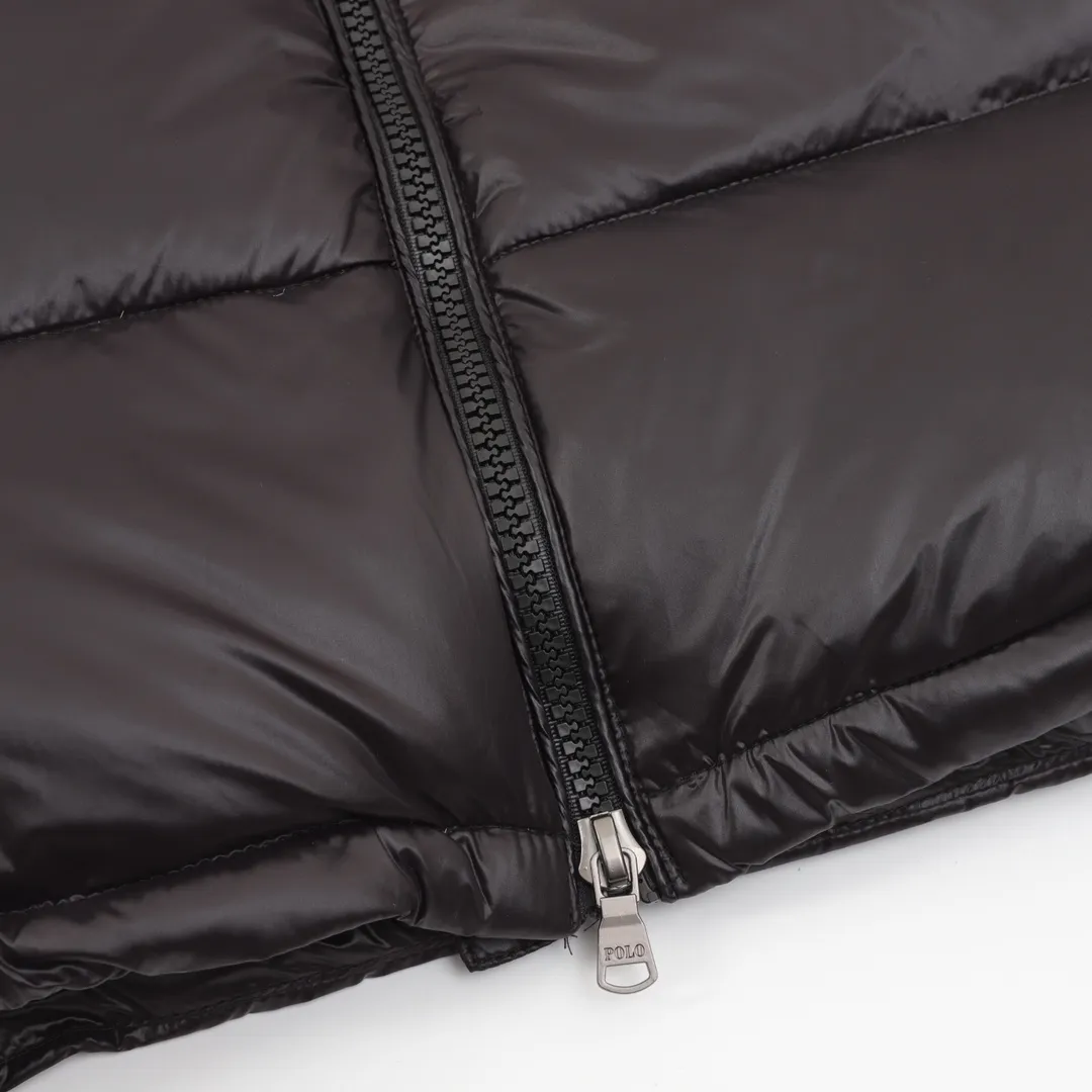 P660 RALPH LAUREN/Ralph Lauren 24FW R51 pony logo embroidered down vest-paint black/matte black/matte navy. Full of high-end look and feel, simple but not minimalist. Both the fabric material and the overall outline have both fashionable styling and good cold protection effect, and bring comfortable wearing experience and feeling. It can concave shape and keep warm, three-dimensional and full, highly practical, filled with white duck down inside, same style for men and women, three standards of customized accessories SIZE：M-XXL